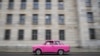 O mașină Trabant – simbolul fostei RDG – trece prin fața Ministerului de Finanțe al Germaniei, pe 26 septembrie 2025. 