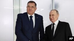 Milorad Dodik (L), predsjednik bh. entiteta Republika Srpska, ranije više puta optuživan sa secesionističku politiku, sa ruskim predsjednikom Vladimirom Putinom, Kazanj, Rusija, 21. februar 2024.