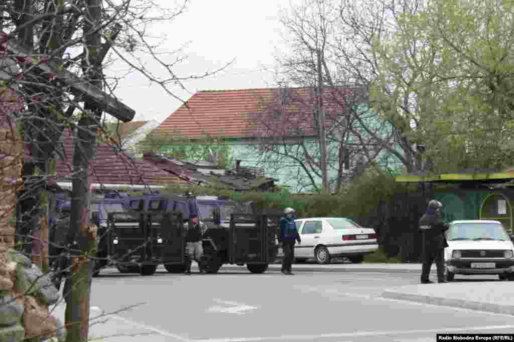Револтирани граѓани се собираат во Бутел во знак на протест откако петмина млади момчиња ноќеска биле убиени во близина на Смилковското Езеро.