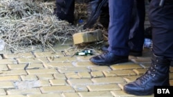 Извадени жълти павета в краката на протестиращи пред новата сграда на Народното събрание - бившият Партиен дом. 