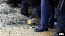 До сградата на Партийния дом беше докарана слама и полицаите бяха замеряни с нея