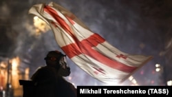 Одна из победивших фотографий. Участник демонстрации в Тбилиси с грузинским флагом, 7 декабря 2024 года