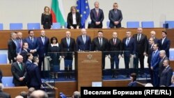 Новите министри, докато полагат клетва в Народното събрание