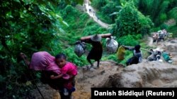 Rohingya menekültek másznak fel a hegyen, miután átkeltek Mianmarból Bangladesbe 2017. szeptember 8-án.