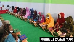 Egy transgender-közösség tagjai a Szent Korán olvasására készülnek a Dawatul Islam Tritio Linger Madrasában, avagy a Harmadik Nem Iszlám Szemináriumában Dhakában, 2020. november 6-án.