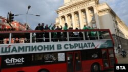 Националният отбор по волейбол беше посрещнат с почести в България, след като стана вицешампион на Световното първенство във Филипините. Това се случва за първи път от 55 години. 