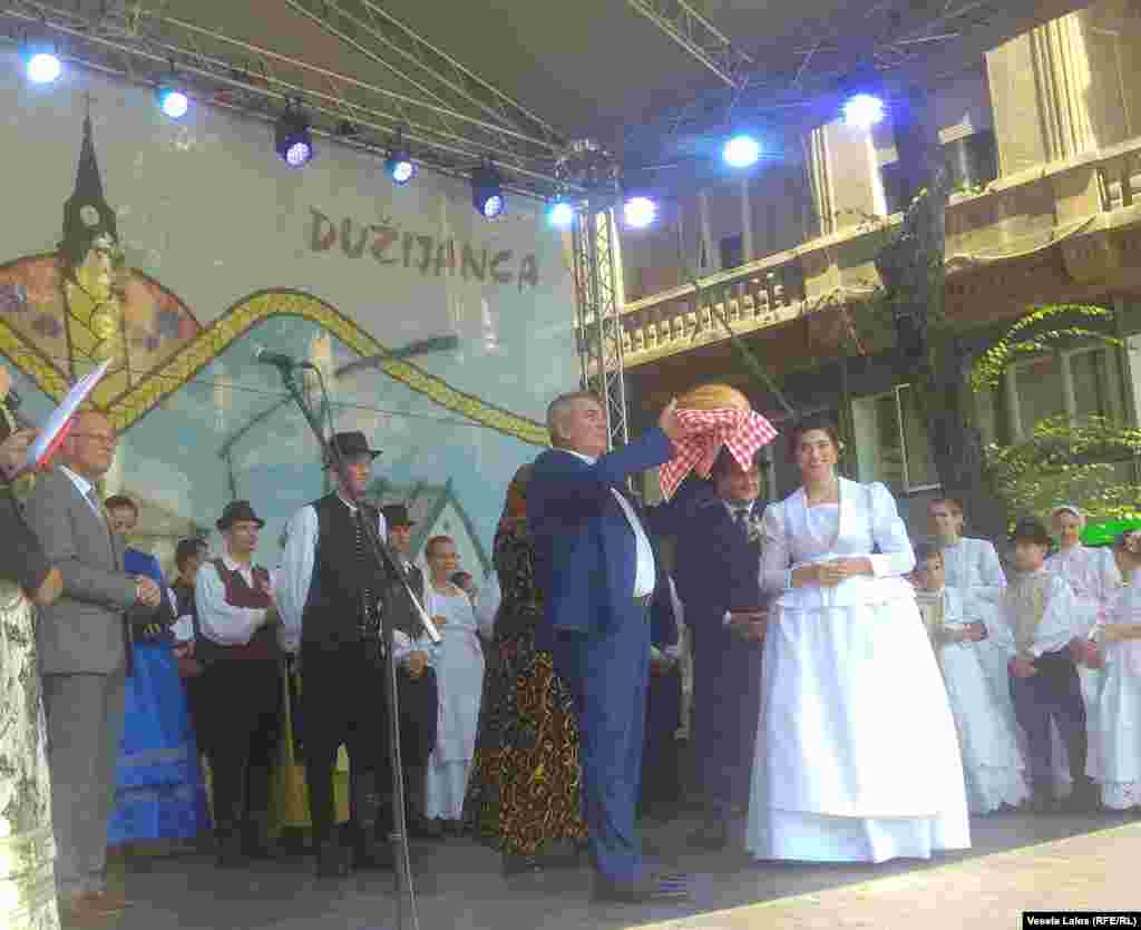 Gradonačelnik Subotice Bogddan Laban prima hleb od novog žita