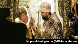 6 января в Стамбуле Вселенский патриарх Варфоломей вручил предстоятелю Православной церкви Украины митрополиту Епифанию томос об автокефалии