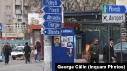 Afișe pe un panou electoral cu candidații la legerile prezidențiale, în București, 4 aprilie 2025. 