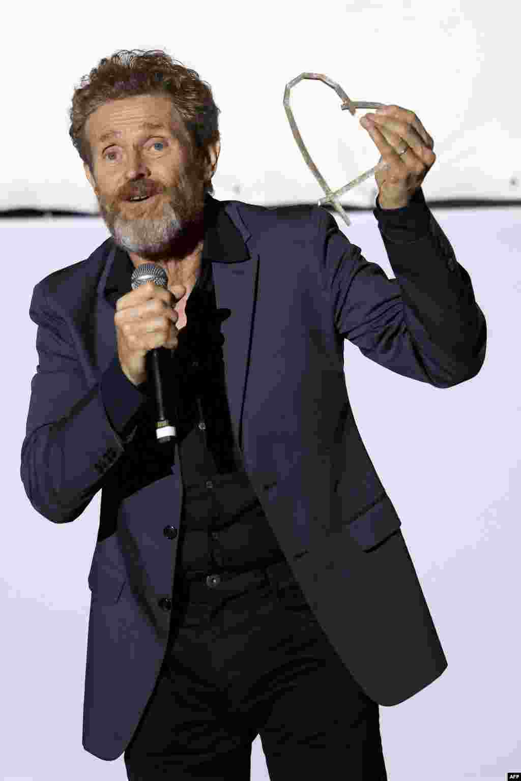 Američki glumac Willem Dafoe zahvaljuje se publici 31. Sarajevo Film Festivala nakon što je primio nagradu Počasno Srce Sarajeva za izuzetan doprinos filmskoj industriji, 22. avgusta.