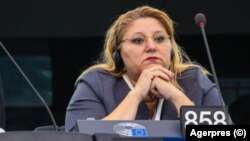 Eurodeputat Diana Șoșoacă în Parlamentul European.