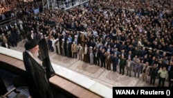 Liderul suprem al Iranului, ayatollahul Ali Khamenei, salută mulțimea în timpul ceremoniei de comemorare a 36 de ani de la moartea liderului Revoluției Islamice din Iran din 1979, ayatollahul Ruhollah Khomeini, la mormântul acestuia din sudul Teheranului, pe 4 iunie 2025.