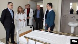Екс премиерот Никола Груевски и екс министерот за здравство Никола Тодоров во посета на Градската болница 8 Септември. 