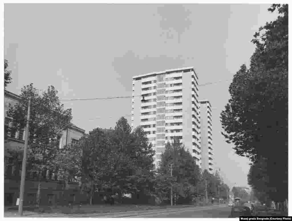 Ulica Džorža Vašingtona na fotografiji levo 1964. godine. O drveću u Beogradu ovako je govorio čuveni pesnik i novinar Duško Radović: &ldquo;Predlažemo da se uvede čitulja i za drveće, da se oglasi smrt svakog beogradskog drveta, sa podacima o uzroku smrti: Ovaj bagrem umro je od bolesti, ovaj hrast od starosti, a ova topola od dušmanske ruke.&rdquo;