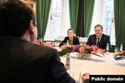 Kryeministri në detyrë i Kosovës, Albin Kurti, gjatë një takimi me emisarin e BE-së për dialogun, Peter Sorensen në Munih.