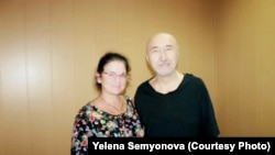 Поэт и диссидент Арон Атабек и правозащитник Елена Семенова во время посещения его в тюрьме в июле 2019 года.