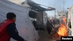 Mjesto izraelskog napada u kojem su smještene raseljene osobe, u bolnici Al-Aqsa u Deir Al-Balahu, u središnjem Pojasu Gaze, 9. novembra 2024.