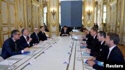 Специјалниот американски пратеник Стив Виткоф (втор лево) присуствува на состанок во Елисејската претседателска палата во Париз, 17 април 2025 година