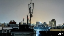 Antenă de telecomunicații pe acoperișul unei case din Kabul.