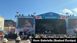 Szijjártó Péter külügyminiszter beszél 2024. augusztus 3-án az MCC Fesztivál résztvevőinek, akiknek ajándék fesztiválkalapot osztottak a szervezők