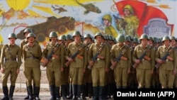 Советские военнослужащие в Кабуле на параде. 19 октября 1989 года