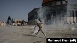 Suzavac ispred džamije Al-Aksa u Jerusalimu tokom sukoba izraelskih snaga bezbednosti sa Palestincima, 10. maj 2021. 