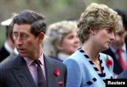 Prințul Charles și Prințesa Diana au avut o relație rece încă de la începutul mariajului lor. Cei doi au doi copii, William și Harry.