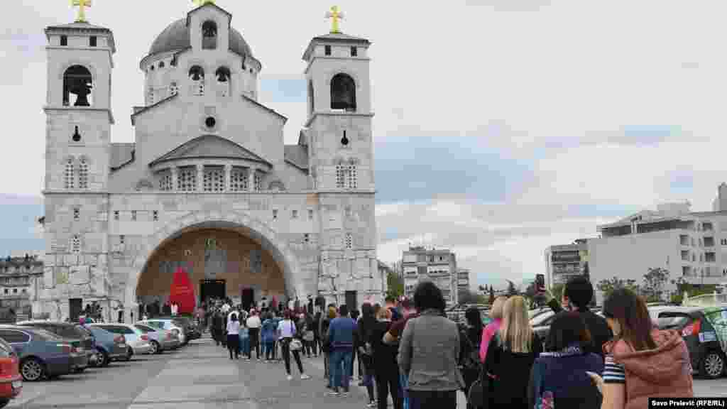 Vaskršnjoj liturgiji u Hramu Hristovog Vaskrsenja u Podgorici prisustvovao je veliki broj vjernika.