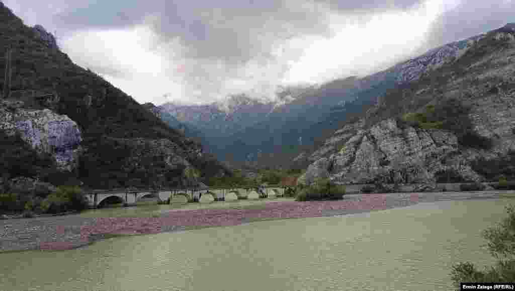 Rijeka Neretva je puna smeća.