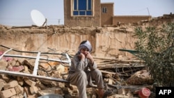 Ооганстандын Саманган провинциясынын Ташкурган айылындагы кыйраган үйдүн тургуну, 3-ноябрь, 2025-жыл.