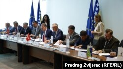 Predstavnici stranaka "Trojke" i opozicije iz RS-a potpisuju "Platformu za mir, stabilizaciju, evropsku budućnost i ekonomski napredak BiH", Sarajevo, 9. maja 2025.