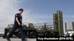 Un militar rus mergând pe lângă un sistem antirachetă S-400 Triumf, la un forum militar din 2017 de la Moscova