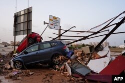Затрупани автомобили на път, южно от Валенсия, Източна Испания, 30 октомври 2024 г.