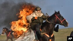 Участниците в "Галоп 2025" се състезават близо до алпийското езеро Сонгкул, на 280 километра югоизточно от Бишкек, Киргизстан, понеделник, 21 юли 2025 г.