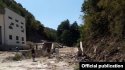 Изградба на мала хидроелектрана на Маркова Река во Македонија. Граѓанските здруженија реагираат дека е уништена природата и дека инвеститорите ги игнорираат законите.