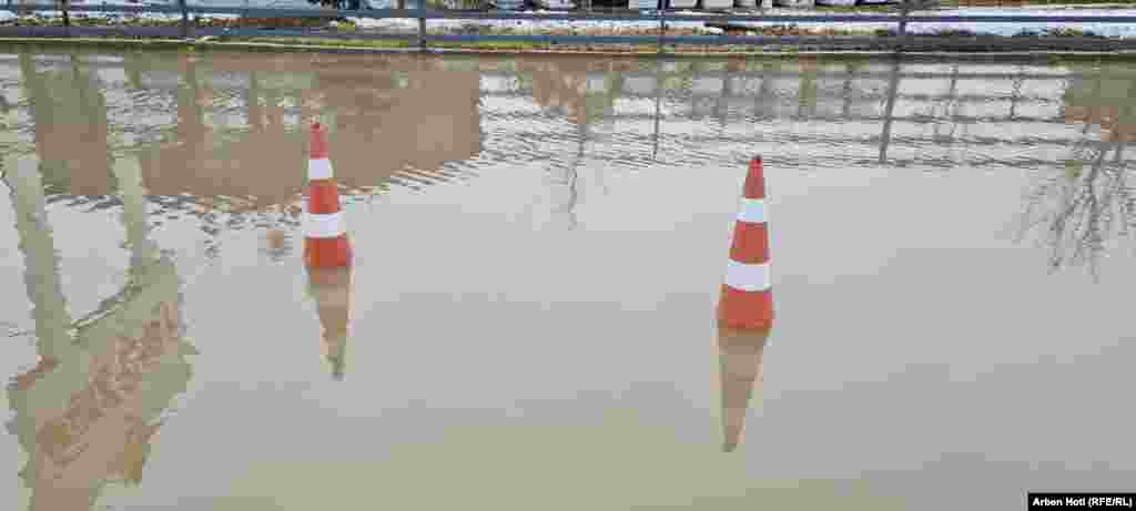 Ministria e Infrastrukturës ka thënë se ka dalë në terren për të intervenuar në rrugët e bllokuara si pasojë e vërshimeve. Foto e bërë në rrugën Prishtinë-Ferizaj.&nbsp;