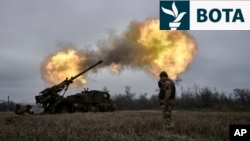 Ushtria ukrainase duke sulmuar me obusë pozicionet ruse. Fotografi ilustruese nga arkivi. 