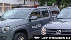 Policijska auta ispred MUP-a Tuzlanskog kantona, arhivska fotografija