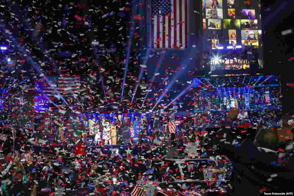 Новоизбраниот претседател на САД Џо Бајден со неговата сопруга Џил Бајден и членовите на нивното семејство ја поздравуваат толпата н во Вилмингтон, Делавер, на 7 ноември 2020 година.