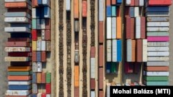 Konténerek a METRANS Konténer Kft. csepeli termináljában, 2019. október 21-én