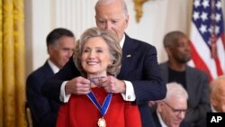 Predsednik SAD Džo Bajden uručuje predsedničku medalju slobode bivšoj državnoj sekretarki Hilari Klinton 
