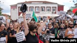 Бугарија - Красимира Николова држи тенџере и лажица додека присуствуваше на протест на работниците во рестораните во Велико Трново на 2 септември 2021 година. Само 20% од бугарското население од 7 милиони жители досега се целосно вакцинирани, што е најнизок прцент во ЕУ.