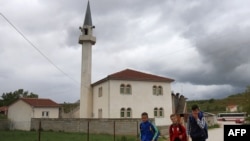 Siromašan obrazovani sistem i nedostatak vanškolskih aktivnosti su takođe omogućili regrutima da sprovedu svoje agende, navodi se u Izveštaju