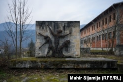 Skulptura žrtvama fašizma u Kruščici iza koje se nalazi masovna grobnica u koju su bačena tijela. 30. januar 2025.