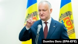 Dodon este învinuit că, în iunie 2019, ar fi pretins și primit între 600.000 și un milion de dolari de la oligarhul democrat Vladimir Plahotniuc și omul lui de încredere, Serghei Iaralov.  