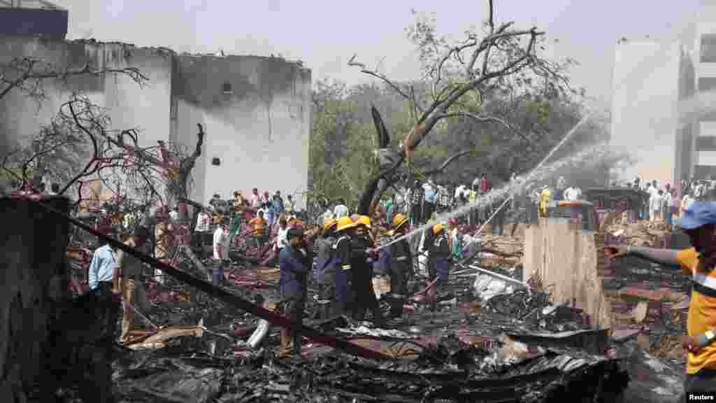 A mentők szerint legalább 30-35 holttestet találtak a helyszínen, és még több ember rekedt a romok alatt.Az utasok között 217 felnőtt, 11 gyermek és két csecsemő volt - mondta egy forrás a Reutersnek. Közülük 169 indiai állampolgár, 53 brit, hét portugál és egy kanadai - ezt az Air India közölte