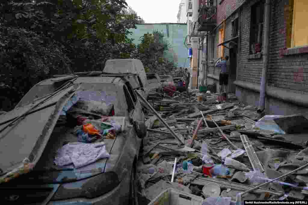 В результате удара были выбиты стекла в зданиях, повреждены автомобили в нескольких районах