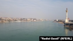 Река Сырдарья протекает через таджикский город Худжанд