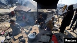 Refugiații palestinieni care nu au primit ajutoare umanitare trăiesc se hrănesc cu resturi. Fâșia Gaza. 28 iulie 2025.