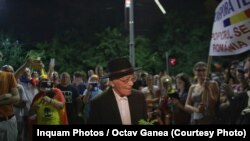 Filosoful Mihai Șora la protestul antiguvernamental de sîmbătă 11 august 2018, Piața Victoriei, București.